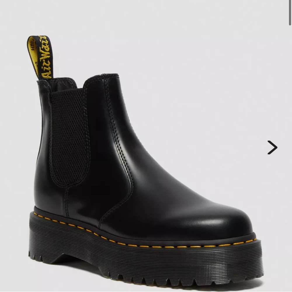 Dr. Martins 2976 SMOOTH LEATHER PLATFORM CHELSEA BOOTS